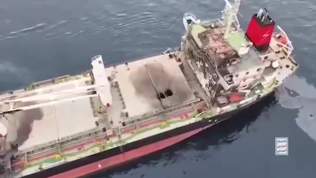😲 Footage of the Houthis targeting and sinking the ship Eternity C.