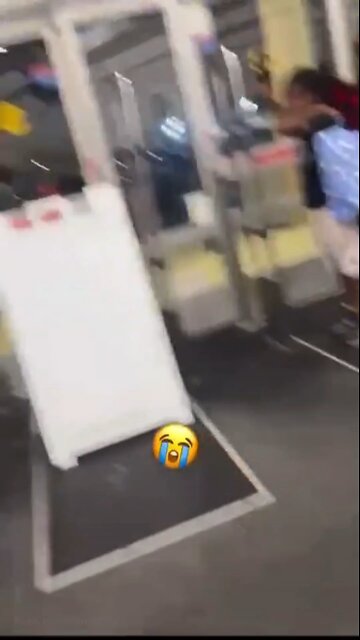 Sassy ahh thief and his crew think they're entitled to steal 💁🏿‍♂️ LOL