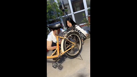 adik kakak ini mau menjahili neneknya