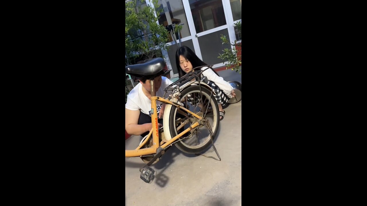 adik kakak ini mau menjahili neneknya