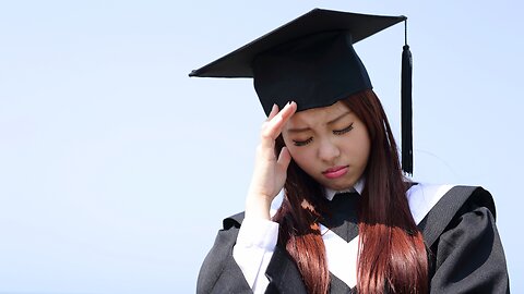 Job market for recent college grads 'deteriorating rapidly,’ new report finds