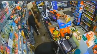 Vendedor se defiende con pala de ladrón en una batalla feroz