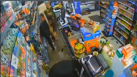 Vendedor se defiende con pala de ladrón en una batalla feroz