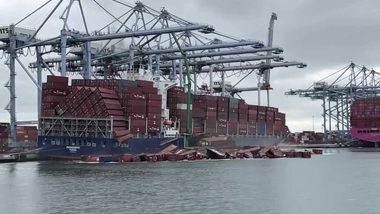 🤯🚢 Dozens of Shipping Containers Fall Into Water - Port of Long Beach Incident! | FeedMyCuriosity