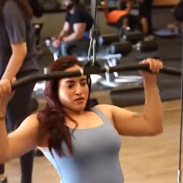 Beautiful girl like workout 😍