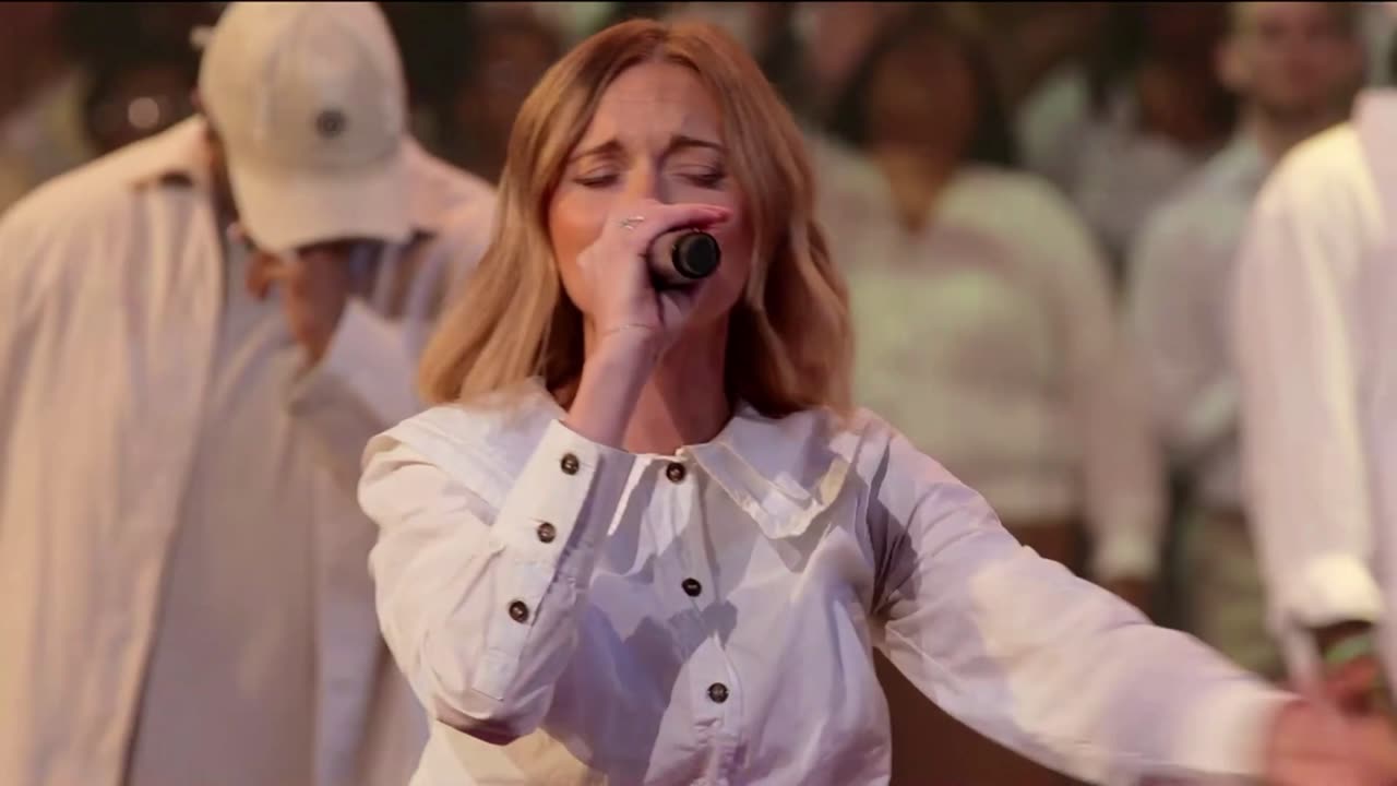 Jesus Completes Me & What A Beautiful Name - Elevation Worship (Easter 2025)