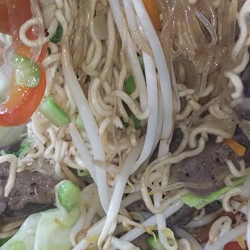 Do you know this? Pansit with Mung Bean Sprout. Panlasang Pinoy ng Madiskarteng Nanay.