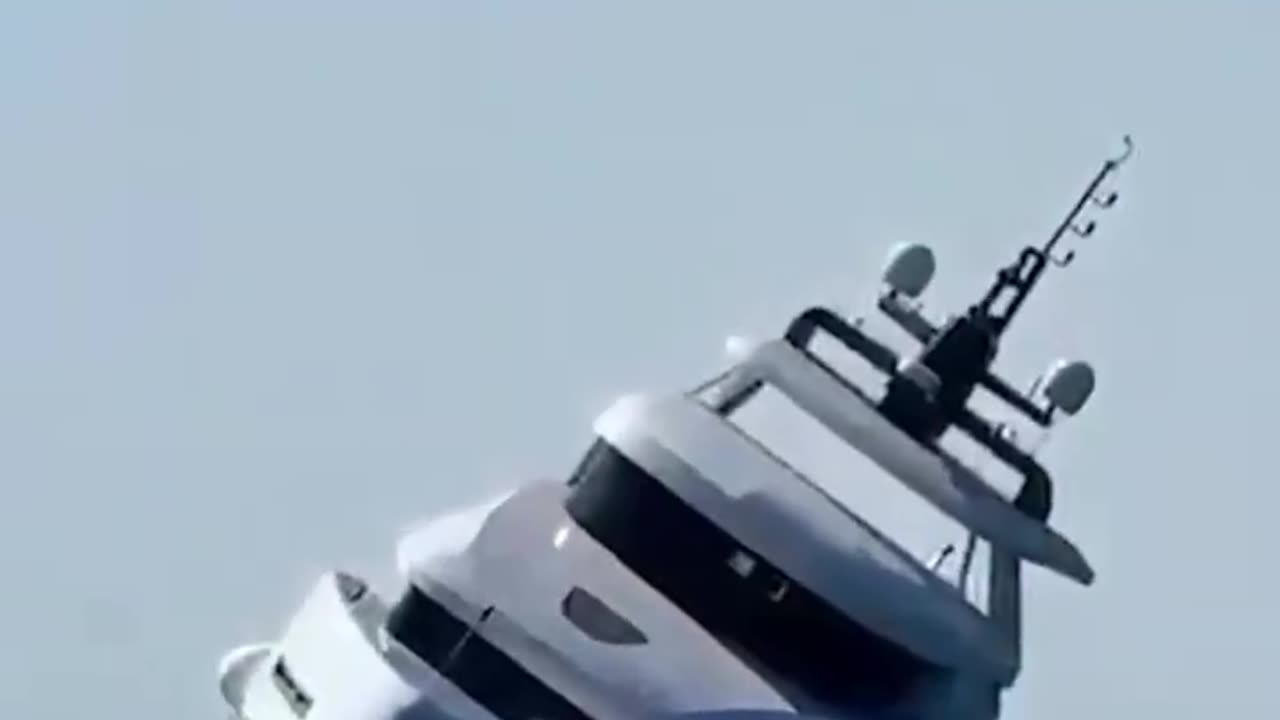 Yate lujoso y se hunde unos minutos después del lanzamiento