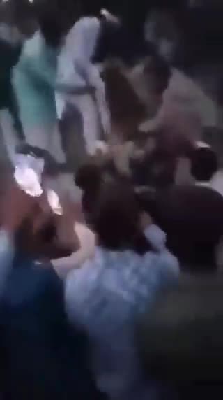 パキスタンで。襲われる女性