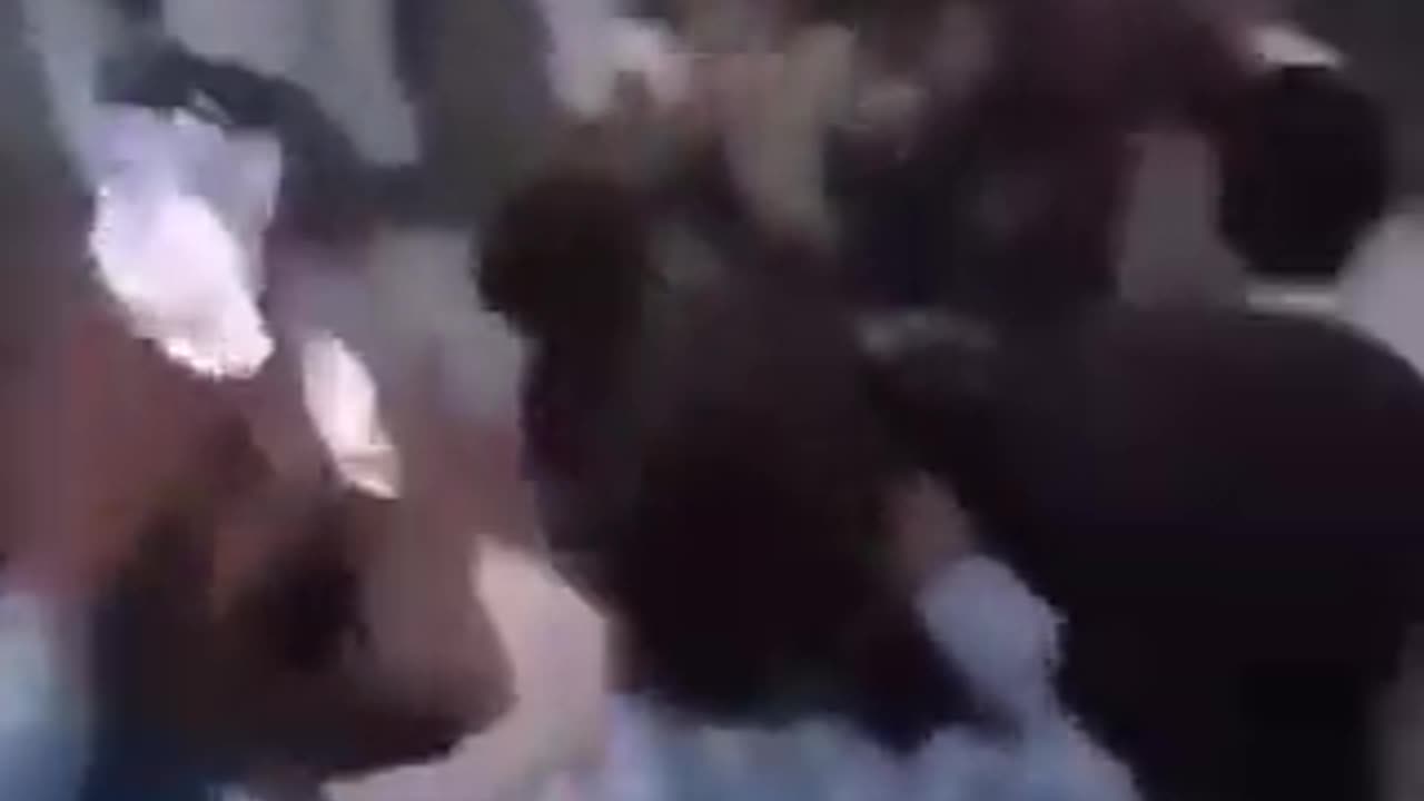 パキスタンで。襲われる女性