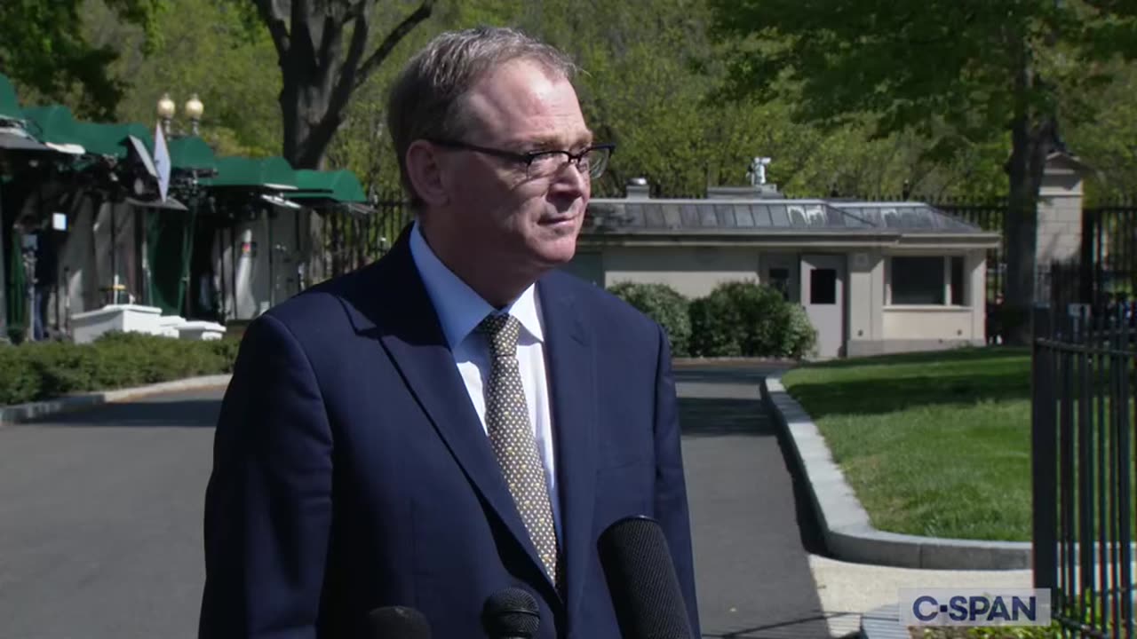 🚨 Kevin Hassett Speaks to dumb Reporters at White House Driveway! 😎