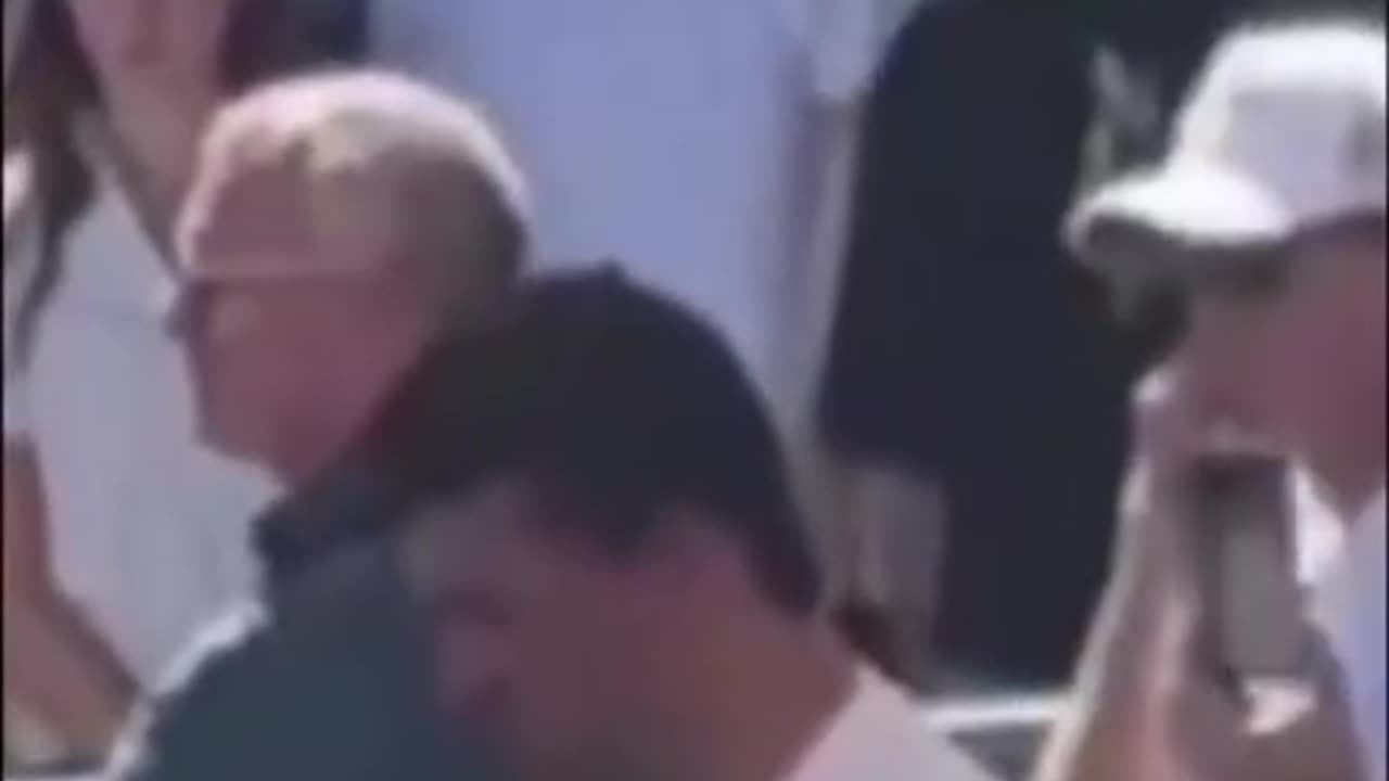 Ci mancava poco che lo indicasse col dito...