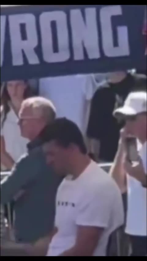 Ci mancava poco che lo indicasse col dito...