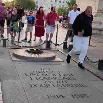 Moroccan man disrespect French fallen soldier