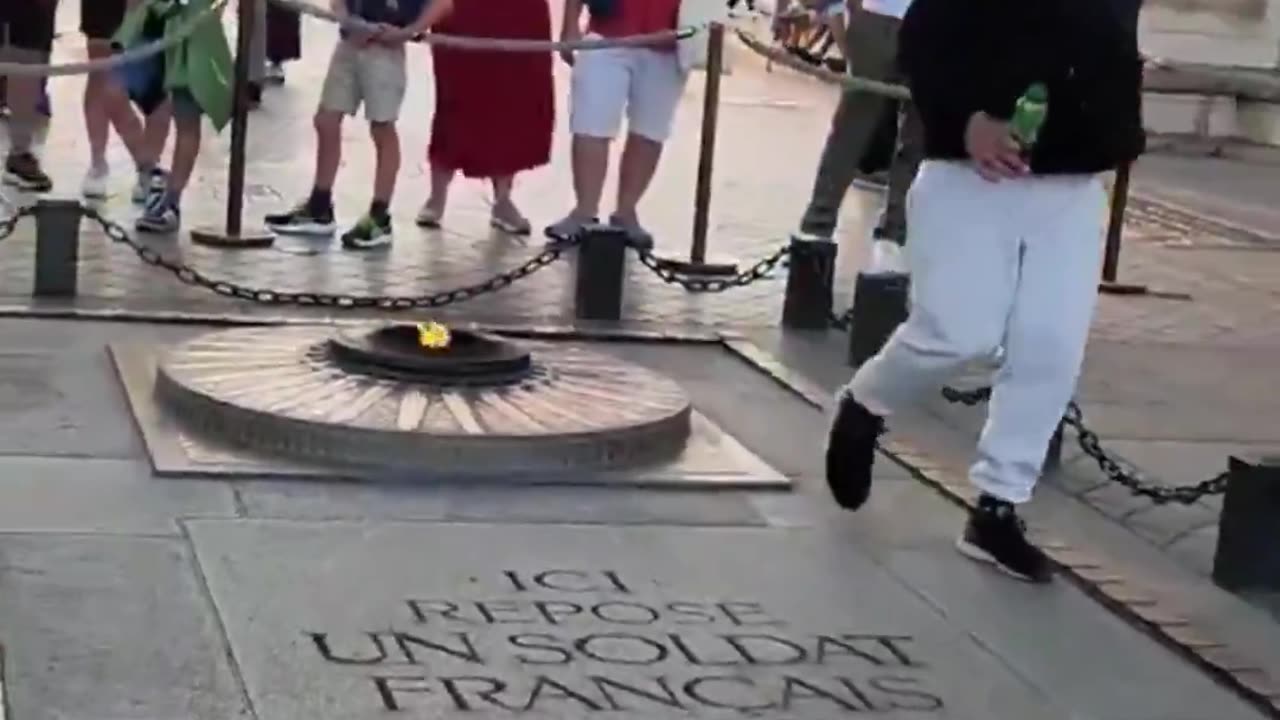 Moroccan man disrespect French fallen soldier