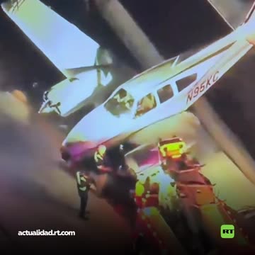 Avioneta colisiona con un coche durante un aterrizaje de emergencia en una autopista