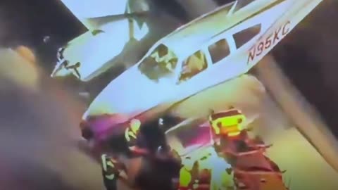 Avioneta colisiona con un coche durante un aterrizaje de emergencia en una autopista