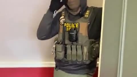 Cittadina statunitense chiede al poliziotto ICE: Hai un mandato? Voglio vederlo