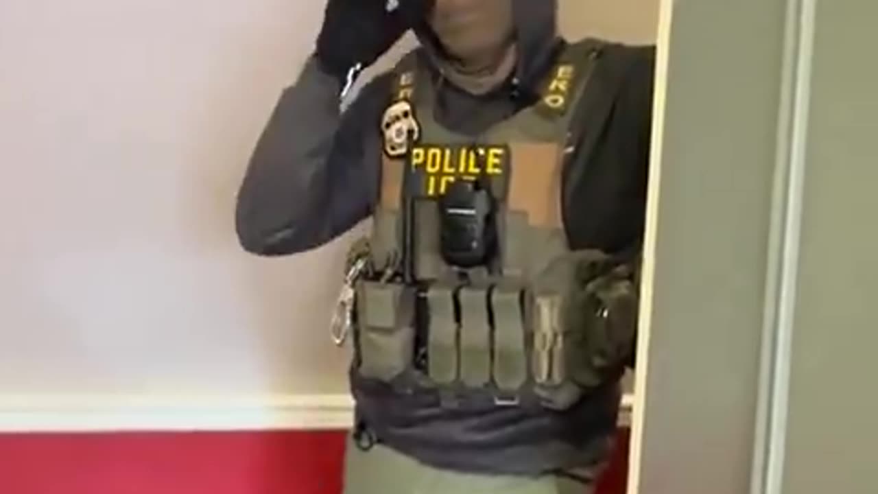 Cittadina statunitense chiede al poliziotto ICE: Hai un mandato? Voglio vederlo