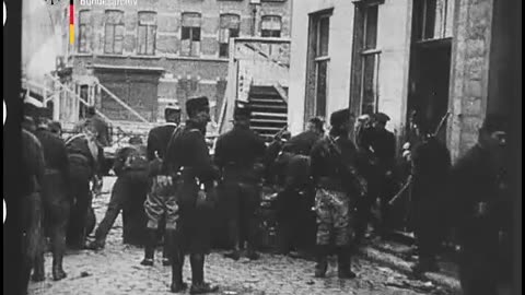 BArch_K_322262_1R_Messter_Woche_unident_Parade_vor_Enver_Pascha_1