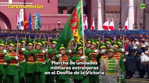 Solemne marcha de soldados extranjeros en el Desfile de la Victoria