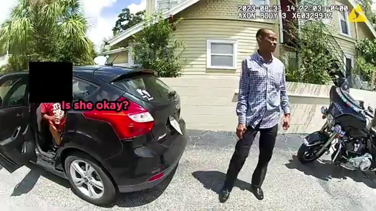 Woman Stabs Cop in The Face During Arrest