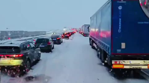 JRG KMPSPLomza alarmowo do zdarzenia na S61. Uważajcie na drogach!