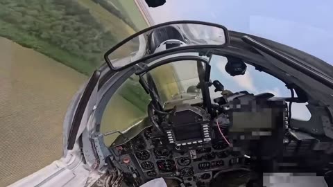 🇺🇦✈️ The masterful maneuvers of the Ukrainian MiG-29, which dodges a missile.