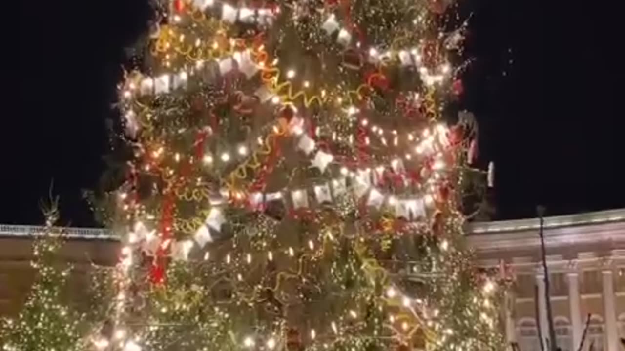 Decorating a Christmas tree in the style of the 50s and 60s