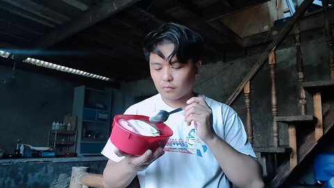 Nagkaon Si Mike Ug Ice Cream
