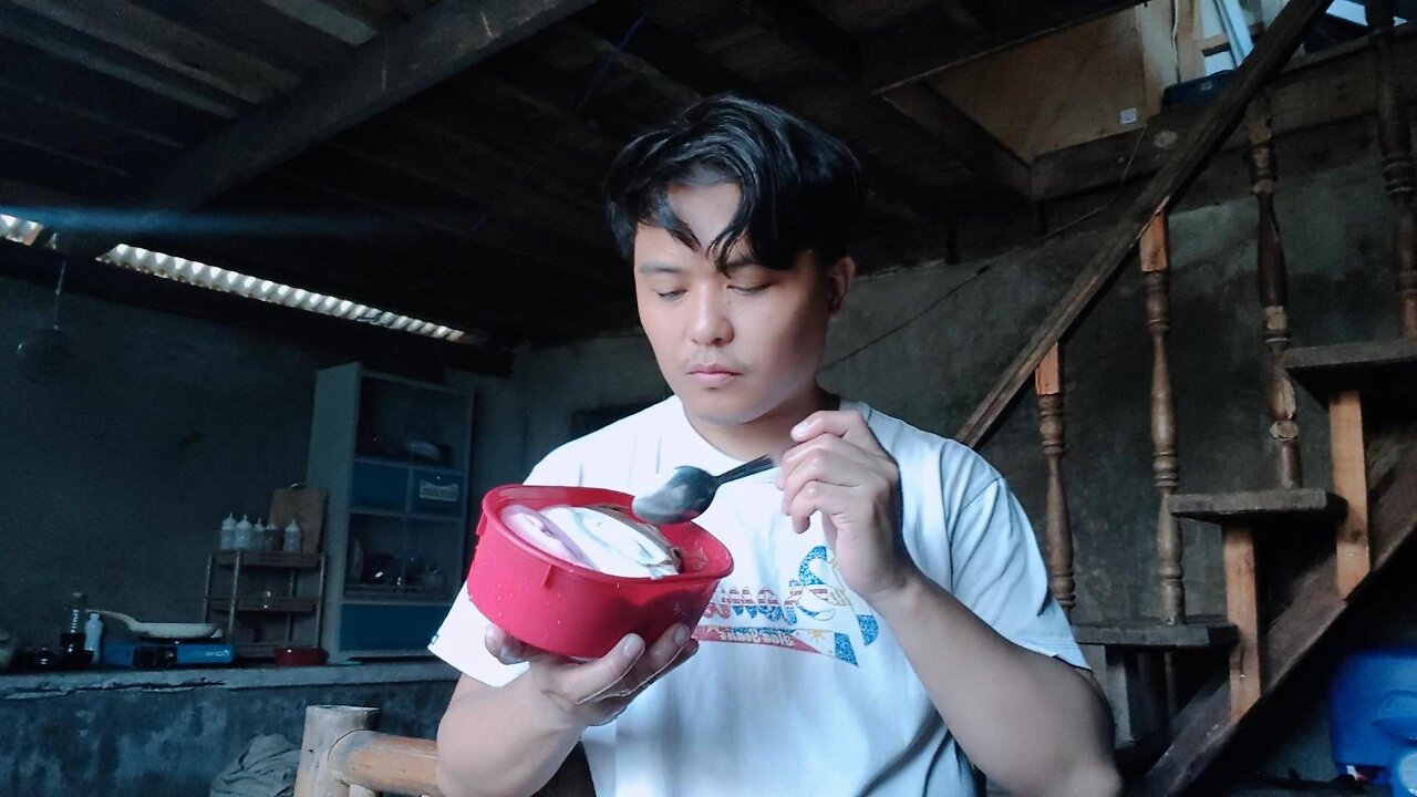 Nagkaon Si Mike Ug Ice Cream