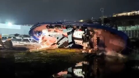 Barco de Guardia Costera se cae de costado en Rusia