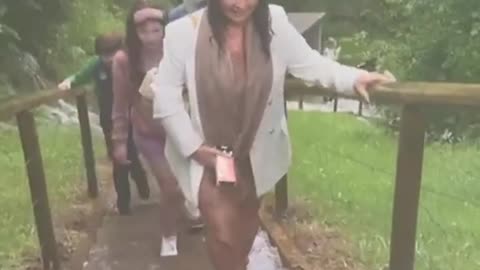 Fillimisht ikin dritat, më pas nis përmbytja e shpellës, turistët përjetojnë momente tmerri