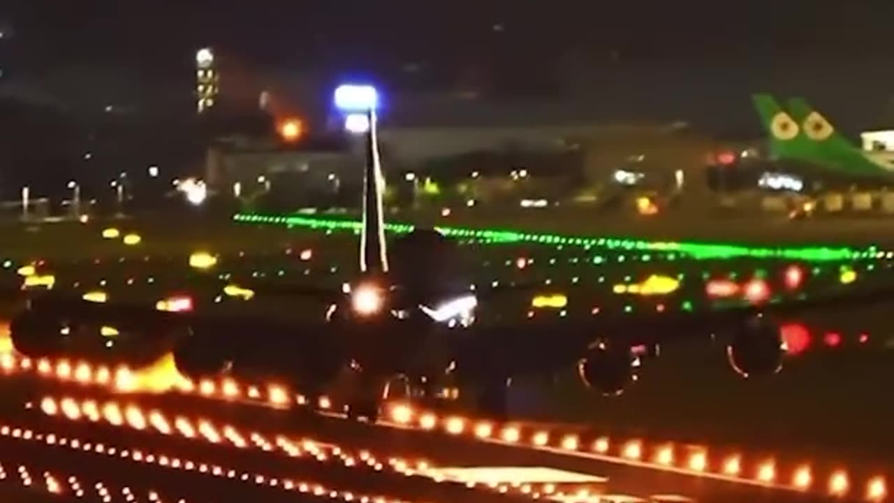 VIDEO/ Shmanget për pak tragjedia ajrore, Boeing rrezikon përplasjen nga erërat e forta