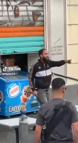 (ΠΡΟΣΟΧΗ ΣΚΛΗΡΟ ΒΙΝΤΕΟ) «Αλλάχου Άκμπαρ» φώναζε ο Τυνήσιος μετανάστης!!! μαχαίρωσε 5 άτομα