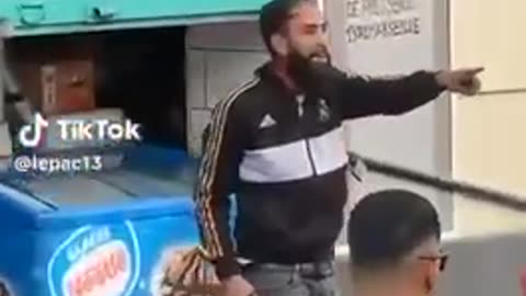 (ΠΡΟΣΟΧΗ ΣΚΛΗΡΟ ΒΙΝΤΕΟ) «Αλλάχου Άκμπαρ» φώναζε ο Τυνήσιος μετανάστης!!! μαχαίρωσε 5 άτομα