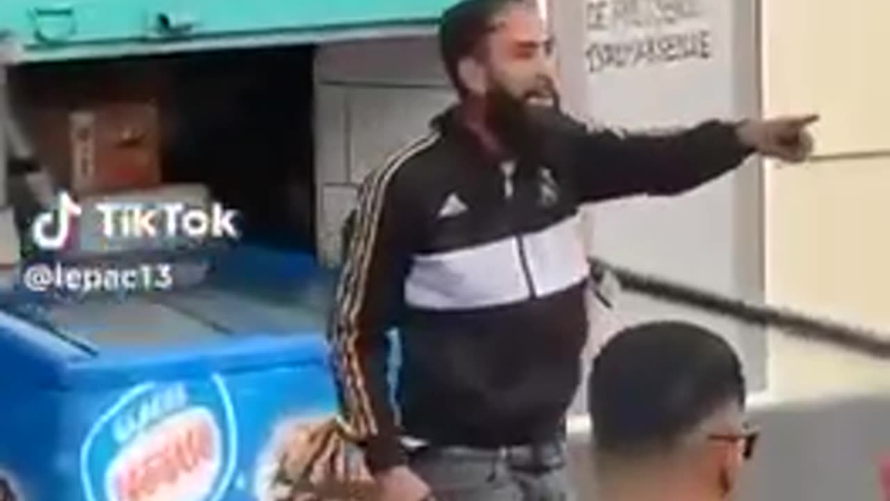 (ΠΡΟΣΟΧΗ ΣΚΛΗΡΟ ΒΙΝΤΕΟ) «Αλλάχου Άκμπαρ» φώναζε ο Τυνήσιος μετανάστης!!! μαχαίρωσε 5 άτομα