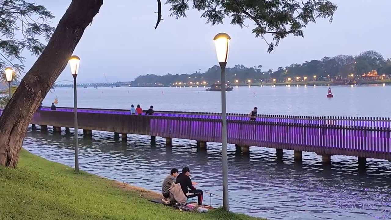 Bên bờ sông Hương .