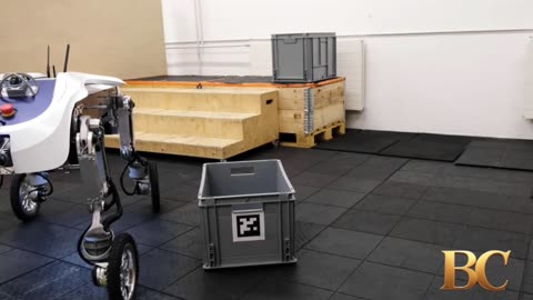 Delivery robot autonomously lifts, transports heavy cargo