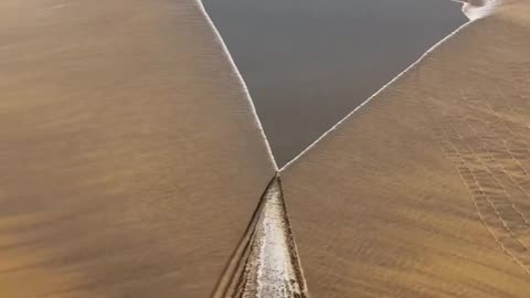 Three Tides Converge — The Triangular Phenomenon at Qiantang River 🌊🔺