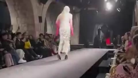 Must Watch: Doja Cat getting up to help the Model that fell at the Valentino Cou