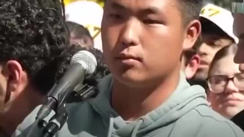 “追擊查理 柯克之死 03”查理生前與中國學生辯論， 從“極權國家對人的態度？極權政府的教育與自由社會的不同？極權國家的教育體制重點？何謂自由？自由社會存續的前提？”精準、經典