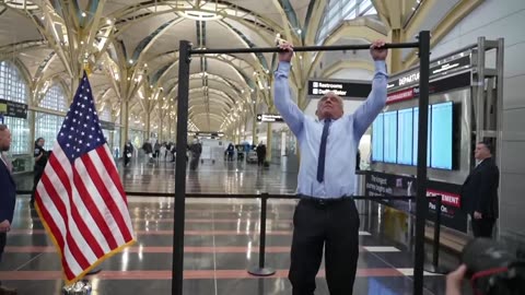 EPIC! 🔥RFK Jr. just SMASHED 20 pull-ups at DCA airport, at 71 years old