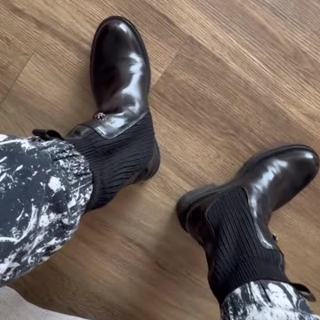 “兄弟姐妹们，你们健身了吗？行动 行动！Take Down the CCP” 🎵 这首歌是郭先生跟好莱坞团队合作完成，我当时是无意间发现这首歌居然是 iTunes music 打榜第一名