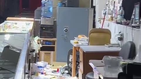 Los Angeles Jewelry Center was just LOOTED.