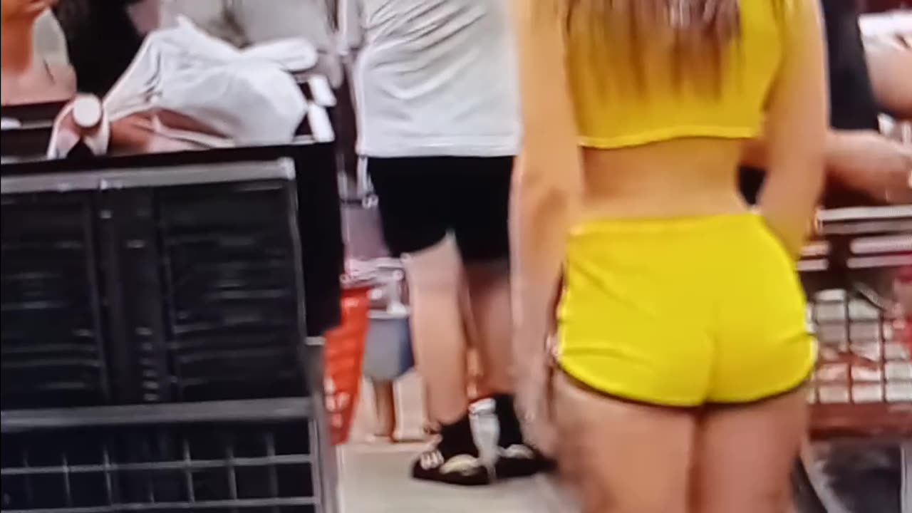 Yellow gym shorts fit check (look at the reaction of the lady to the left)