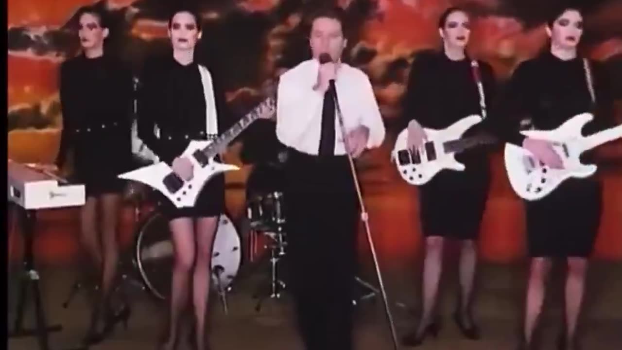 Robert Palmer - Addicted to Love - Music Video