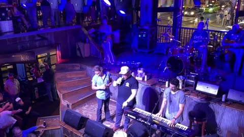 NASHVILLE TN LIVE BROADWAY STREET / PEOPLE WATCHING / BANDS WATCHING / BARS