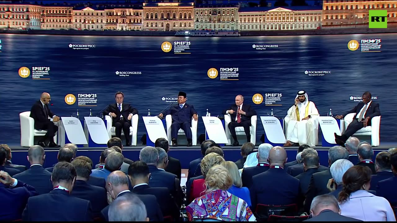 Citing LOWEST global debt, SKYROCKETING growth — and Mark Twain — Putin illustrates answer