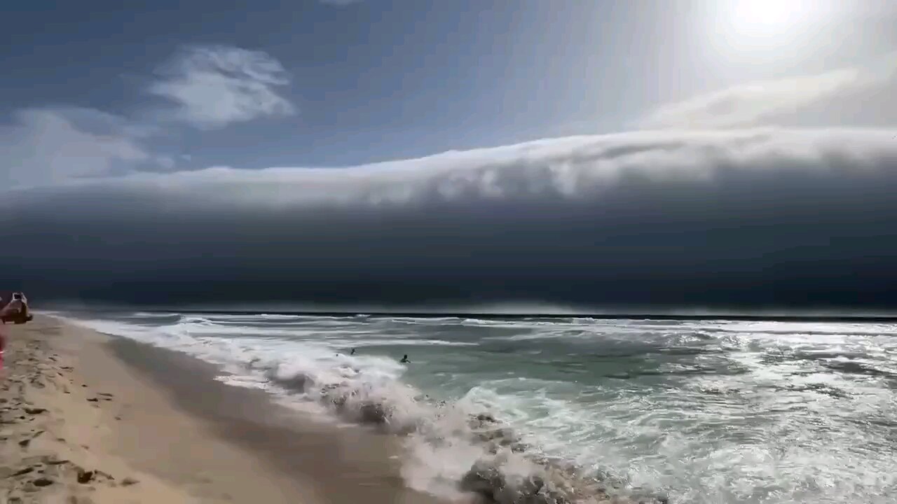 An astonishing sight on Portugal's coast: an unusual cloud resembling a giant tsunami wave